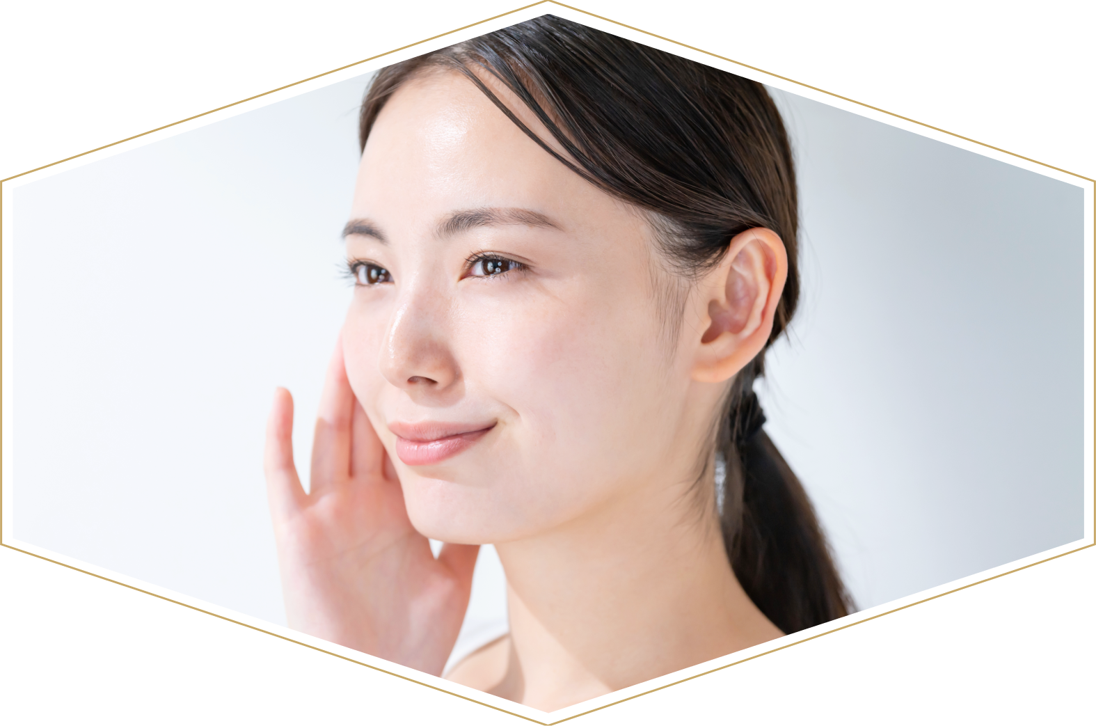 水晶ヘッドスパの施術を受ける女性